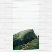 Muursticker - Groene Berg in de Mist - 50x100 cm Foto op Muursticker