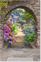 Tuinposter poort - Doorkijk - Hortensia - Bloemen - Natuur - Huis - Zomer - Tuindoek - Tuin - Schuttingdoek - 80x120 cm - Schutting decoratie - Tuindecoratie - Tuinschilderij voor buiten - Buitenposter