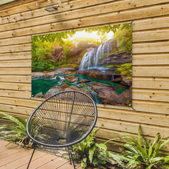 Tuinposter waterval - Planten - Stenen - Natuur - Zonlicht - Tuinschilderij voor buiten - Schutting decoratie - Tuin - 120x80 cm - Tuindecoratie - Schuttingdoek - Tuindoek