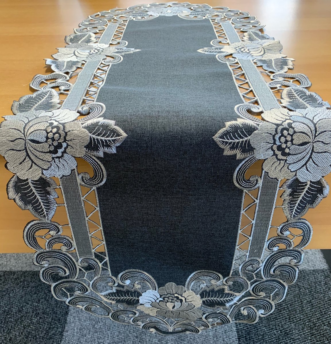Tafelloper - Linnenlook - Donker Grijs met bloem - Loper 130 x 40 cm