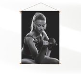 Textielposter Sexy Vrouw Heft Gewicht Met Halter L (85 X 60 CM) - Wandkleed - Wanddoek - Wanddecoratie