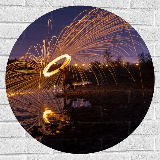 Muursticker Cirkel - Man met Lichtsnoer op Keien langs Rivier - 70x70 cm Foto op Muursticker
