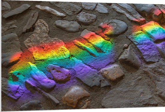 PVC Schuimplaat - Regenboog Lichtstralen op Stenen - 120x80 cm Foto op PVC Schuimplaat (Met Ophangsysteem)