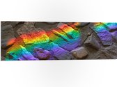 PVC Schuimplaat - Regenboog Lichtstralen op Stenen - 120x40 cm Foto op PVC Schuimplaat (Met Ophangsysteem)