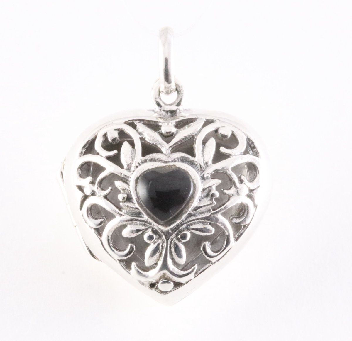 Opengewerkt hartvormig zilveren medaillon met onyx
