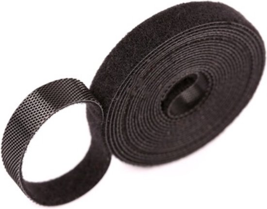 Zwarte klittenband rol, 1,5 cm breed, 5 meter lang, met een opgerold gedeelte en een los uiteinde.