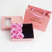 Valentijn Cadeaubox met I Love You Ketting in 100 Talen - Moederdag - Moederdag cadeautje - Cadeautje voor vrouw - Valentijn Geschenkset - Rozen Giftbox met ketting - 6x roze zeeprozen met geur - Geschenkdoos - Valentijn cadeautje voor haar