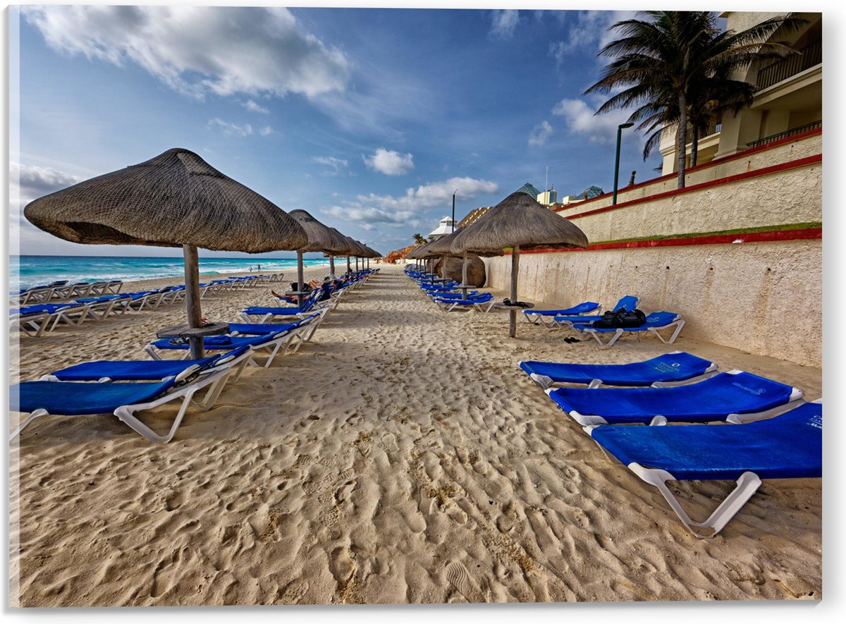 Acrylglas - Blauwe Ligbedden op Strand met Rieten Parasols - 40x30 cm Foto op Acrylglas (Wanddecoratie op Acrylaat)