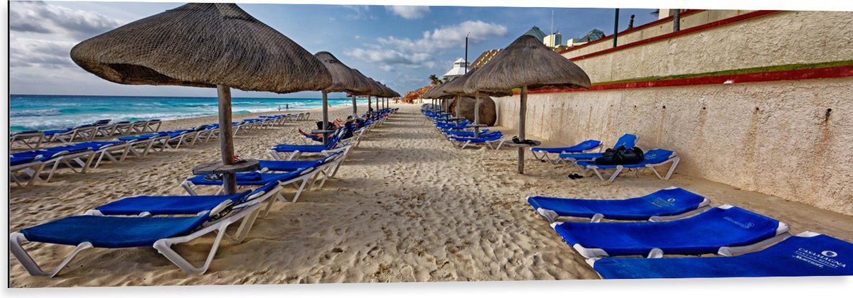 Dibond - Blauwe Ligbedden op Strand met Rieten Parasols - 120x40 cm Foto op Aluminium (Met