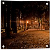 Tuinposter – Straat in de Nacht - 50x50 cm Foto op Tuinposter (wanddecoratie voor buiten en binnen)