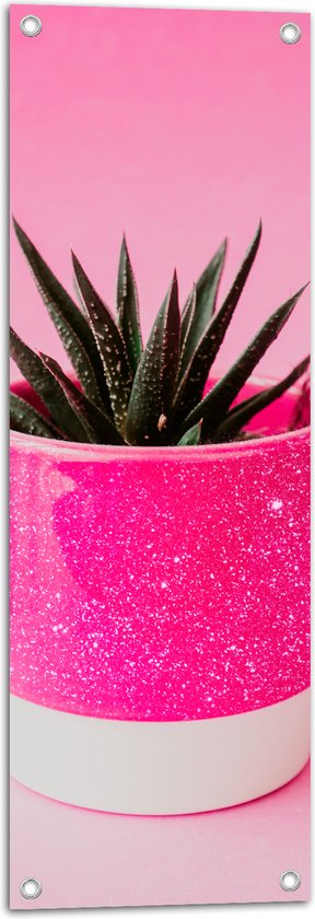 Tuinposter – Roze Glittervaasje met Groen Plantje tegen Roze Achtergrond - 30x90 cm Foto op Tuinposter (wanddecoratie voor buiten en binnen)