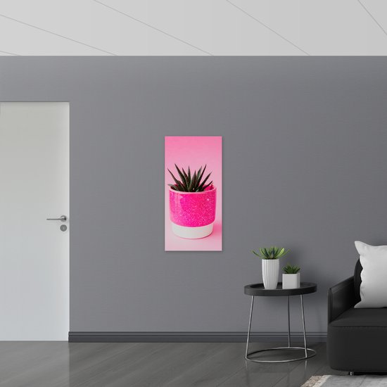 Muursticker - Roze Glittervaasje met Groen Plantje tegen Roze Achtergrond - 50x100 cm Foto op Muursticker
