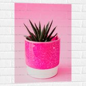 Muursticker - Roze Glittervaasje met Groen Plantje tegen Roze Achtergrond - 50x75 cm Foto op Muursticker