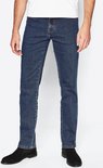 Blauwe Wrangler jeans, regular fit, gedragen met witte T-shirt en zwarte laarsjes, close-up van de benen.