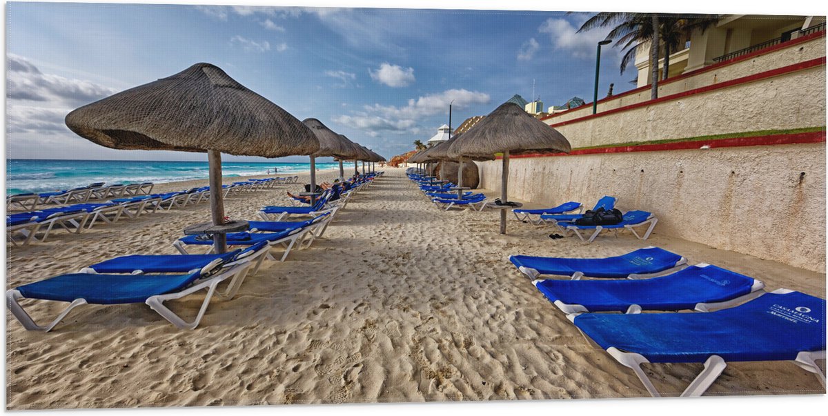 Vlag - Blauwe Ligbedden op Strand met Rieten Parasols - 100x50 cm Foto op Polyester Vlag