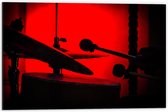 Dibond - Drumtoestel in Rood Licht - 60x40 cm Foto op Aluminium (Wanddecoratie van metaal)