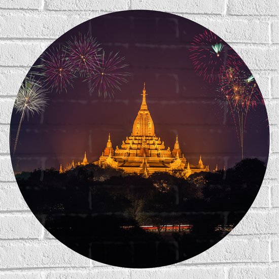 Muursticker Cirkel - Vuurwerkpijlen boven Verlichte Tempel - 70x70 cm Foto op Muursticker