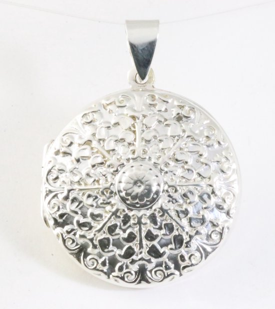 Médaillon rond en argent martelé