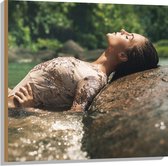 Hout - Poserende Vrouw in Glitter Zwemkleding in Rivier - 80x80 cm - 9 mm dik - Foto op Hout (Met Ophangsysteem)