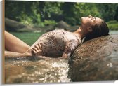Hout - Poserende Vrouw in Glitter Zwemkleding in Rivier - 100x75 cm - 9 mm dik - Foto op Hout (Met Ophangsysteem)