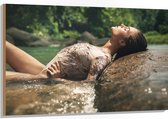 Hout - Poserende Vrouw in Glitter Zwemkleding in Rivier - 120x80 cm - 9 mm dik - Foto op Hout (Met Ophangsysteem)