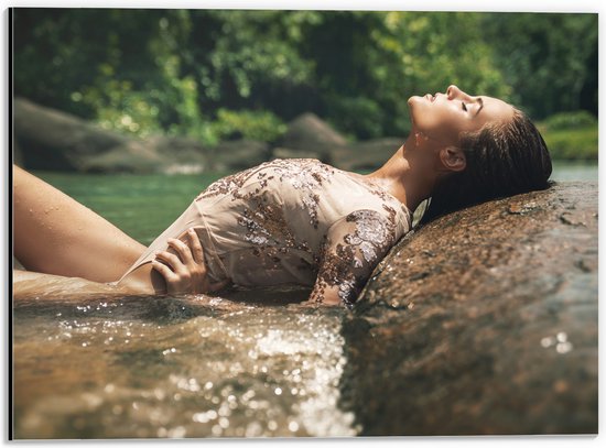 Dibond - Poserende Vrouw in Glitter Zwemkleding in Rivier - 40x30 cm Foto op Aluminium (Wanddecoratie van metaal)
