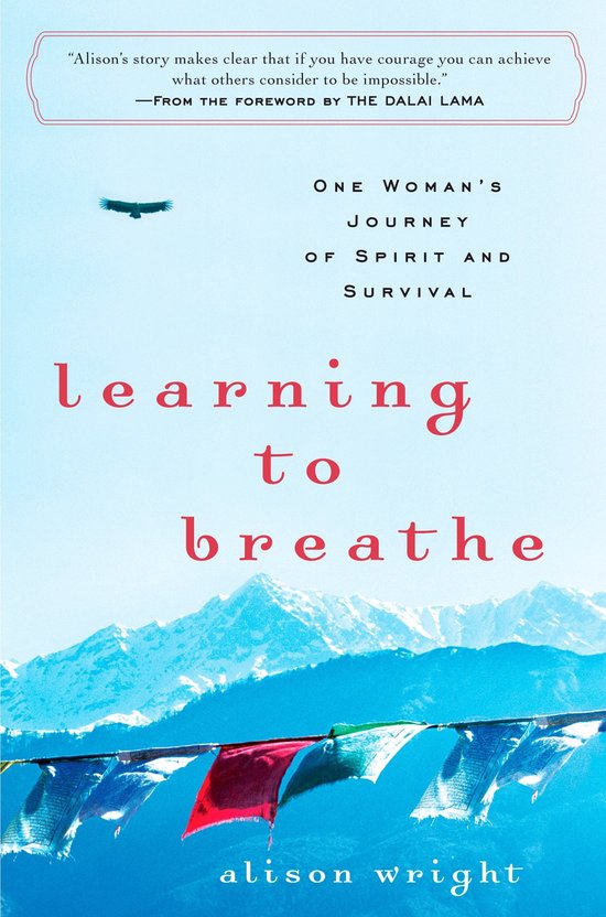 Couverture du livre 'learning to breathe' d'Alison Wright, avec des montagnes et des drapeaux de prière.