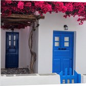 Acrylglas - Blauwe Deur met Roze Bloemen met Wit Huisje - 80x80 cm Foto op Acrylglas (Wanddecoratie op Acrylaat)