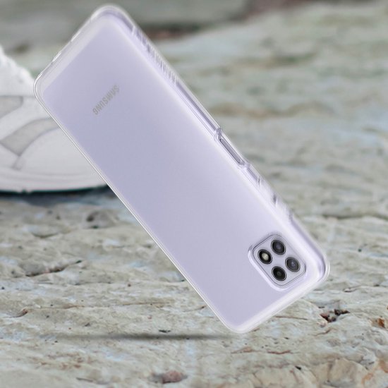 Lichtpaars Samsung Galaxy A22 5G met transparant hoesje, buiten op steen.