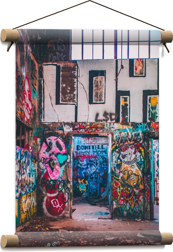 Textielposter - Binnenkant van Gebouw met Kleurijke Graffiti - 30x40 cm Foto op Textiel