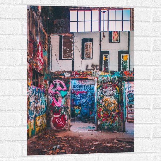 Muursticker - Binnenkant van Gebouw met Kleurijke Graffiti - 50x75 cm Foto op Muursticker