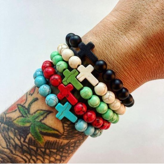 Vier gestapelde armbanden met gekleurde kralen en kruisbedels in rood, groen, wit, zwart en turquoise.
