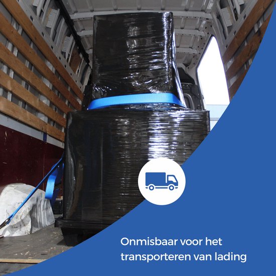 Blauwe spanbanden bevestigen zwarte verpakte lading in een bestelwagen.