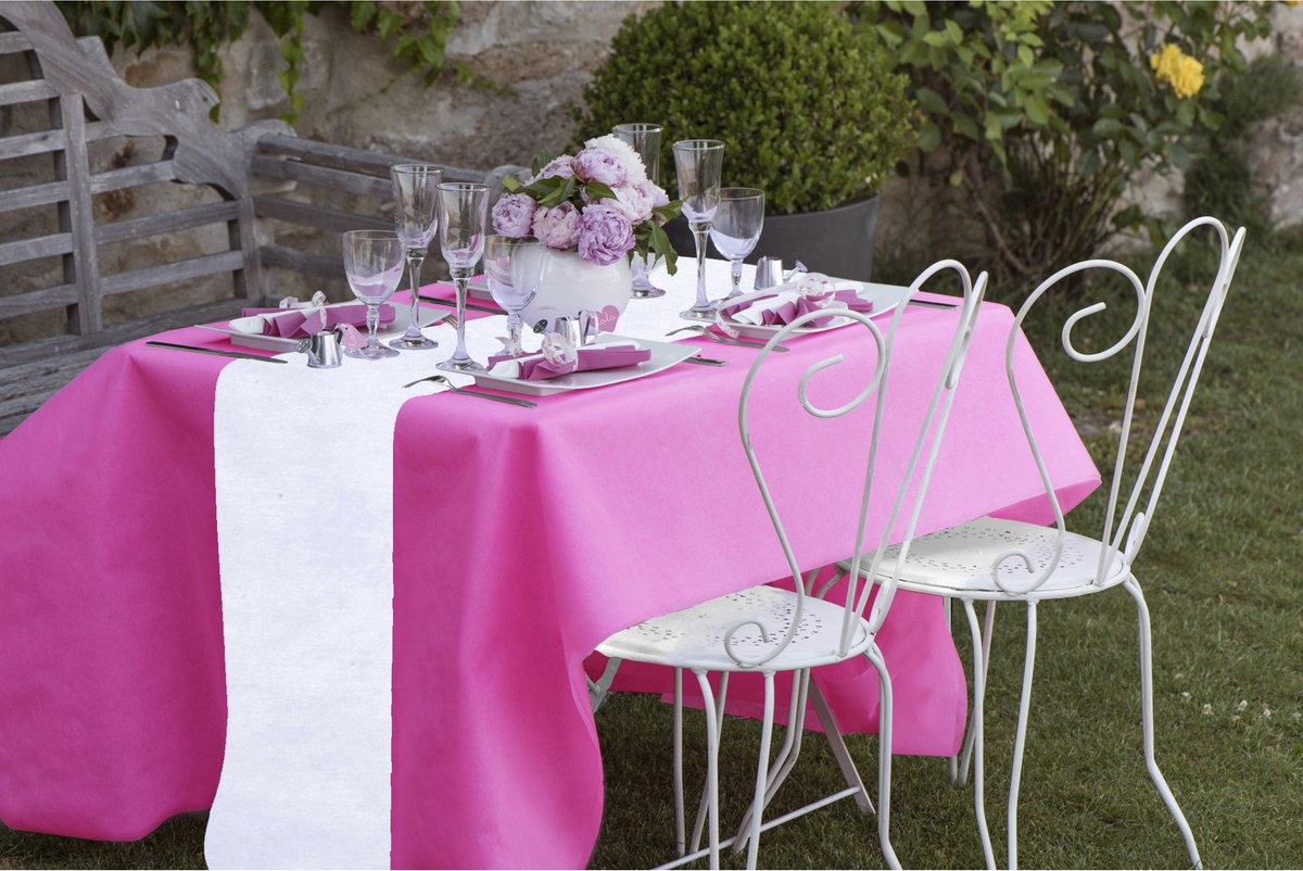 Feest tafelkleed met tafelloper op rol - fuchsia roze/wit - 10 meter