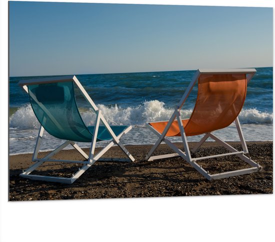 Dibond - Blauw en Oranje Kuipstoeltje op het Strand aan de Kust - 100x75 cm Foto op Aluminium (Met Ophangsysteem)