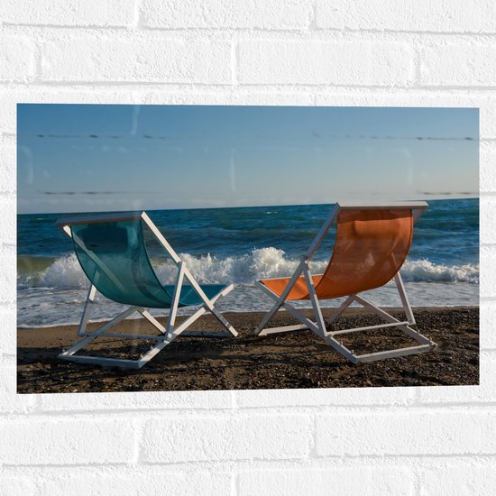 Muursticker - Blauw en Oranje Kuipstoeltje op het Strand aan de Kust - 60x40 cm Foto op Muursticker