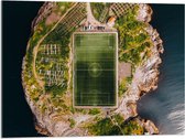 Acrylglas - Bovenaanzicht van het Henningsvaer Voetbal Stadion in Noorwegen - 80x60 cm Foto op Acrylglas (Met Ophangsysteem)