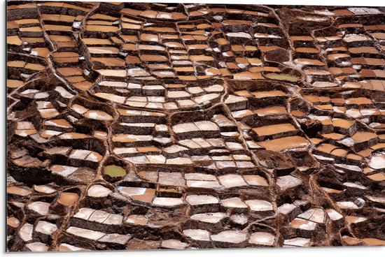 WallClassics - Dibond - Zoutpannen van Maras in Andesgebergte van Peru - 75x50 cm Foto op Aluminium (Wanddecoratie van metaal)