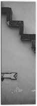Dibond - Trap voor Witte Muur in het Zwart- wit met Bordje Exit - 50x150 cm Foto op Aluminium (Met Ophangsysteem)