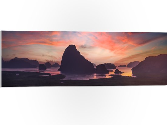 WallClassics - Panneau en mousse PVC - Silhouette de paysage rempli de Montagnes sous un ciel aux couleurs douces - Photo 90x30 cm sur panneau en mousse PVC (avec système de suspension)