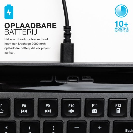 Close-up van de laadpoort en de tekst "10+ months battery life" op het JLab toetsenbord.