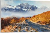 Dibond - Bergpad op Berg in de Wolken bij Sneeuwbergen - 75x50 cm Foto op Aluminium (Wanddecoratie van metaal)