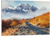 Dibond - Bergpad op Berg in de Wolken bij Sneeuwbergen - 100x75 cm Foto op Aluminium (Wanddecoratie van metaal)