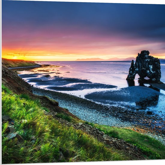 PVC Schuimplaat- Enorme Rots in de Zee bij de Bergen tijdens Zonsondergang - 80x80 cm Foto op PVC Schuimplaat