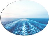 WallClassics - Dibond Ovaal - Sporen van Boot in de Zee - 80x60 cm Foto op Ovaal (Met Ophangsysteem)