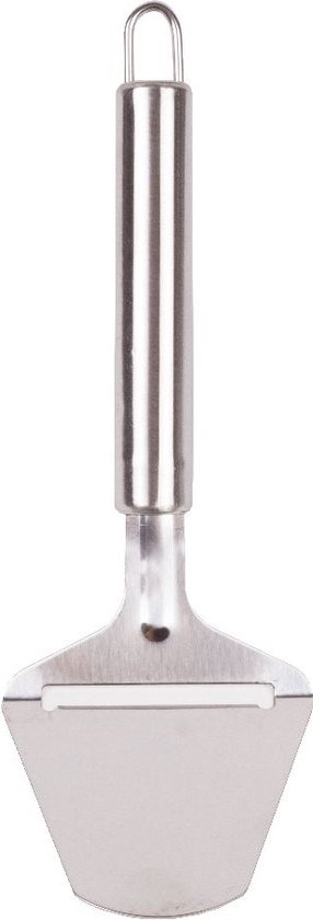 Een zilverkleurige kaasschaaf van roestvrij staal met een lange steel en een oog om op te hangen.