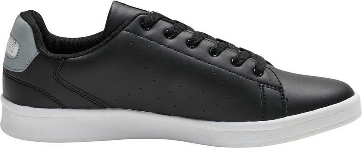 Hummel Busan sneaker in zwart met Derby-snit, lichtgewicht en comfortabel voor lente/zomer.