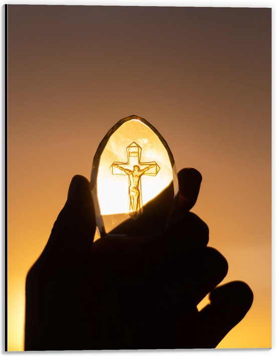 Dibond - Doorzichtige Steen met Christelijk Kruis tegen het Zonlicht - 30x40 cm Foto op Aluminium (Wanddecoratie van metaal)