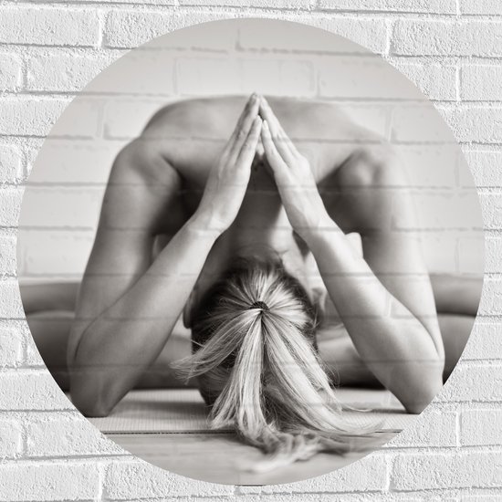 Muursticker Cirkel - Vrouw in Yoga Positie (Zwart- wit) - 80x80 cm Foto op Muursticker