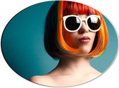 Dibond Ovaal - Vrouw met Kleurrijk Haar en Witte Ronde Zonnebril tegen Blauwe Achtergrond - 40x30 cm Foto op Ovaal (Met Ophangsysteem)